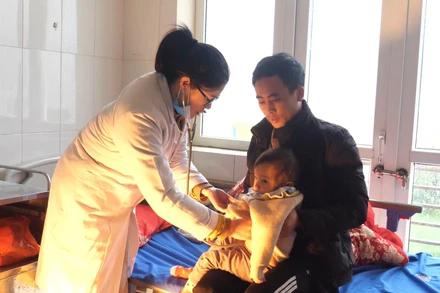 Đội ngũ y, bác sĩ tích cực phòng, chống rét cho người già, trẻ nhỏ.