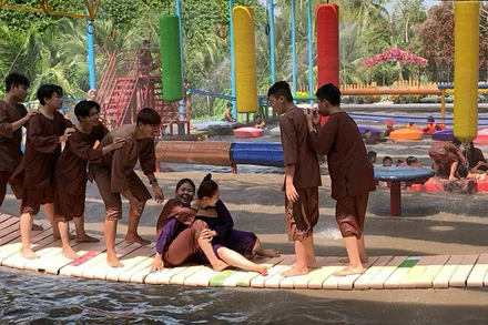 Du khách vui chơi ở khu du lịch sinh thái huyện Phong Điền, Cần Thơ.