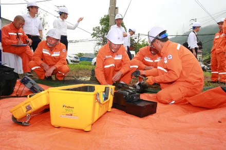 Nhân viên Điện lực Lào Cai tham gia xử lý các tình huống trên lưới điện ngày 9/4 tại Bát Xát.