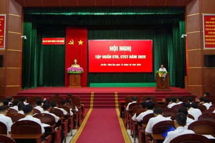 Hơn 100 cán bộ dự lớp tập huấn công tác đảng, công tác chính trị Vùng 2 Hải quân.