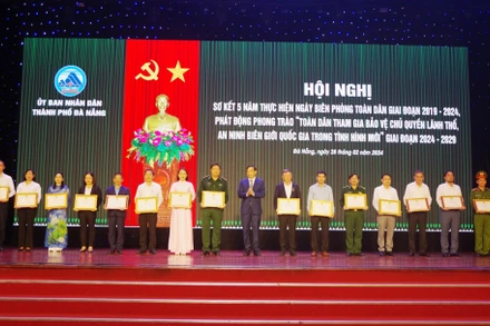 Đồng chí Lê Trung Chinh, Chủ tịch UBND TP Đà Nẵng trao bằng khen tặng các tập thể, cá nhân có thành tích xuất sắc trong xây dựng, quản lý và bảo vệ chủ quyền lãnh thổ, an ninh biên giới quốc gia.