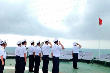 Thiêng liêng buổi chào cờ của cán bộ, chiến sĩ Nhà giàn DK1 nơi tuyến đầu của Tổ quốc.