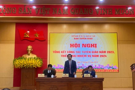 Đồng chí Dương Đức Huy, Trưởng ban Tuyên Giáo Lào Cai phát biểu tại hội nghị.