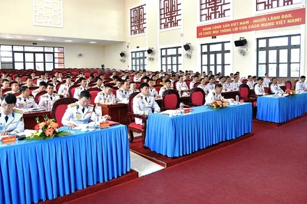 Các đại biểu tham dự Đại hội Đảng bộ Lữ đoàn 127, Vùng 5 Hải quân, làm trước để rút kinh nghiệm.