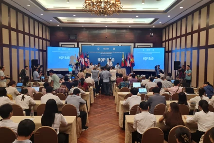 Quang cảnh buổi họp báo, thông tin về Hội nghị Bộ trưởng Thông tin ASEAN lần thứ 16, Hội nghị Bộ trưởng Thông tin ASEAN+3 lần thứ 7 và các Hội nghị Quan chức cấp cao liên quan.