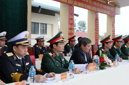 Đại tướng Nguyễn Tân Cương, Ủy viên Trung ương Đảng, Tổng Tham mưu trưởng Quân đội nhân dân Việt Nam, Thứ trưởng Quốc phòng; đồng chí Vũ Đại Thắng, Ủy viên Trung ương Đảng, Bí thư Tỉnh ủy cùng các đại biểu dự Lễ ra quân huấn luyện của Lữ đoàn 147, Vùng 1 Quân chủng Hải quân.