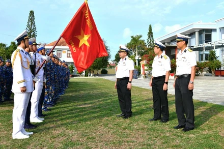 Đại tá Trịnh Xuân Tùng và Đoàn công tác số 1 kiểm tra công tác luyện tập đội ngũ tại Lữ đoàn 127.