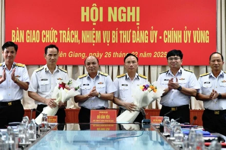 Thủ trưởng Bộ Tư lệnh Quân chủng Hải quân tặng hoa chúc mừng Chuẩn Đô đốc Nguyễn Hữu Thoan và Đại tá Ngô Văn Thành.