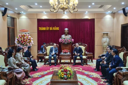 Đồng chí Nguyễn Văn Quảng, Bí thư Thành ủy Đà Nẵng chủ trì tiếp Đoàn Tổng Lãnh sự quán nước Cộng hòa Dân chủ Nhân dân Lào tại Đà Nẵng.