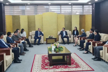 Chủ tịch UBND thành phố Đà Nẵng Lê Trung Chinh chủ trì tiếp Đại sứ đặc mệnh toàn quyền Kazakhstan tại Việt Nam, ngài Kanat Tumysh.