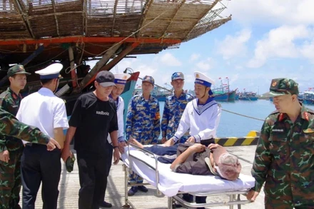 Cán bộ, chiến sỹ đảo Trường Sa tiếp nhận ngư dân gặp tai nạn lao động.