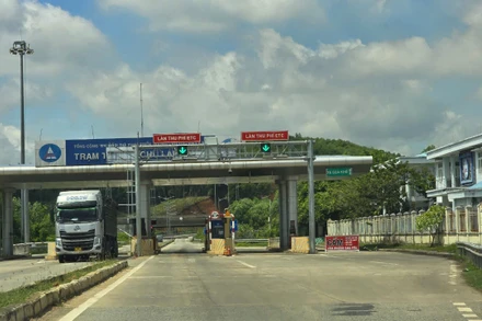 Cao tốc Đà Nẵng-Quảng Ngãi hư hỏng nặng, gây nguy hiểm cho phương tiện lưu thông.