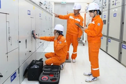 Công nhân Xí nghiệp lưới điện cao thế đang đo phóng điện cục bộ tại TBA 110kV Lào Cai.