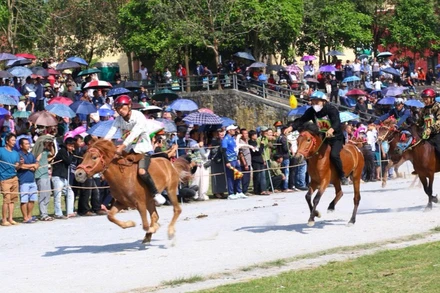 Vòng loại sôi nổi diễn ra ngày 3/5 tại sân vận động huyện Bắc Hà.
