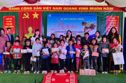 Các cháu học sinh có hoàn cảnh khó khăn được nhận "đỡ đầu" đợt này.