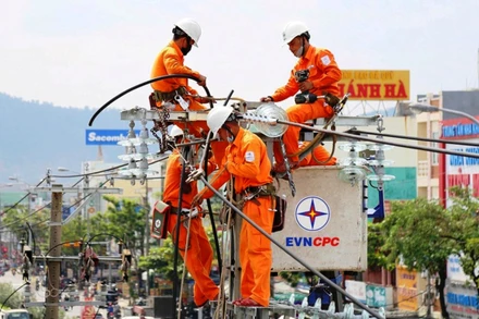 Công nhân Điện lực Đà Nẵng kiểm tra lưới điện, bảo đảm vận hành an toàn.