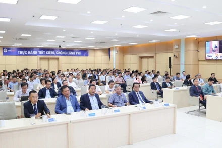 Hội nghị công bố Quyết định hợp nhất Ban Quản lý dự án Điện nông thôn miền trung và Ban Quản lý dự án Lưới điện miền trung.