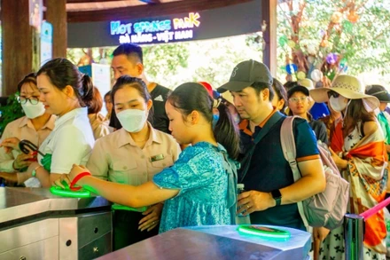 Rất đông du khách xếp hàng mua vé vào tham quan, vui chơi tại Khu du lịch suối khoáng nóng Núi Thần Tài từ sáng sớm. 