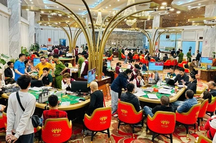 Hiện trường vụ đánh bạc bị triệt phá tại khách sạn Royal Lào Cai chiều 6/3.