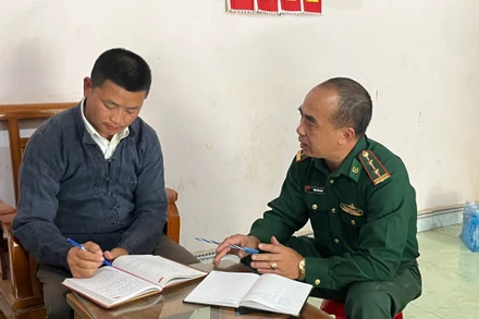 Cán bộ Đồn Biên phòng A Mú Sung tham gia sinh hoạt Đảng tại chi bộ thôn Lũng Pô, xã A Mú Sung.