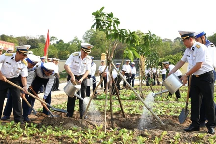 Thủ trưởng Bộ Tư lệnh Vùng 5 Hải quân và các đại biểu trồng cây trong khuôn viên sở chỉ huy sau lễ phát động.