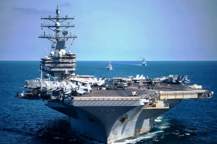 Tàu sân bay USS Ronald Reagan CSG tiến vào vịnh Đà Nẵng.