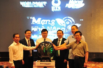 Các đại biểu thực hiện nghi thức ra mắt nền tảng số cho nông dân