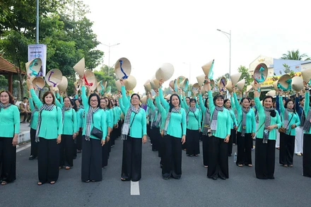 Lễ hội áo bà ba, áo dài chào mừng 20 năm Cần Thơ trực thuộc Trung ương.