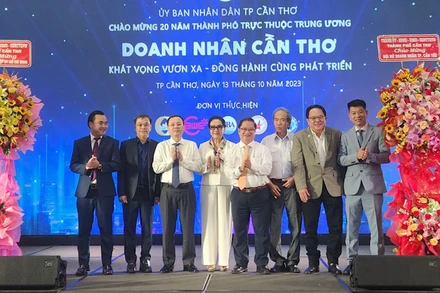 Lãnh đạo Thành ủy Cần Thơ chúc mừng các doanh nhân.