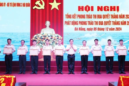 Trao Bằng khen của Bộ Quốc phòng, Quân chủng Hải quân tặng các tập thể, cá nhân Vùng 3 Hải quân có thành tích xuất sắc trong thực hiện các nhiệm vụ năm 2024.