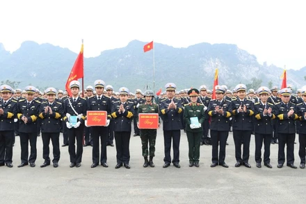 Phó Đô đốc Trần Thanh Nghiêm tặng quà động viên các khối Hải quân tham gia diễu binh, diễu hành Kỷ niệm 50 năm Giải phóng miền nam thống nhất đất nước.