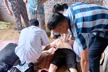 Nhân viên y tế và lực lượng chức năng sơ cứu nạn nhân bị điện giật tại nhà nhưng không qua khỏi. (Ảnh: XB)