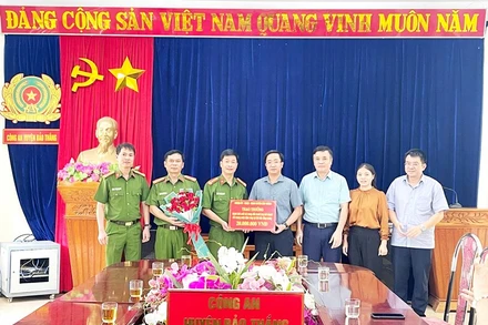 Trao thưởng đột xuất cho Công an huyện Bảo Thắng đã truy bắt nhanh đối tượng cướp tiệm vàng, bảo đảm an toàn tuyệt đối. (Ảnh: THU HƯƠNG)