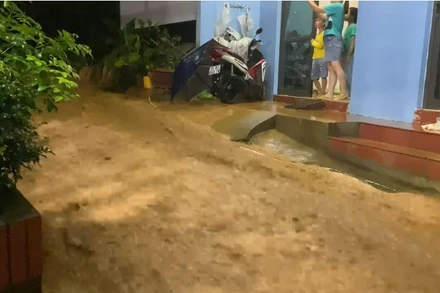 Mưa lớn, kéo dài 2 tiếng đồng hồ làm ngập sâu nhiều tuyến phố ở thị xã Sa Pa, tối ngày 4/8. (Ảnh: TL)