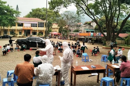 Lấy mẫu xét nghiệm ca nhiễm Covid-19 ở Trường THCS thị trấn Khánh Yên, huyện Văn Bàn, tỉnh Lào Cai. (Ảnh: TL)