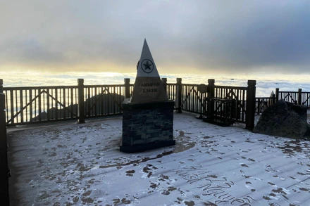 Sương muối phủ trắng đỉnh Fansipan sáng 3/1/2023. (Ảnh: Văn Luật)