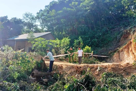 Chính quyền xã Bảo Hà cắt cử lực lượng khoanh vùng nguy hiểm và di chuyển nhà dân ở gần nơi phát hiện có bom vùi để bảo đảm an toàn, trong khi chờ lực lượng chức năng xử lý phá nổ an toàn. (Ảnh: TL)