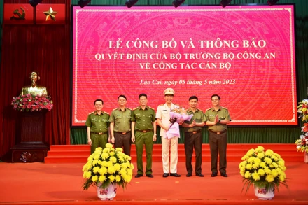 Ban giám đốc Công an tỉnh Lào Cai chúc mừng Đại tá Cao Minh Huyền được bổ nhiệm giữ chức Giám đốc Công an tỉnh Lào Cai từ ngày 8/5/2023. (Ảnh: THANH TUẤN)