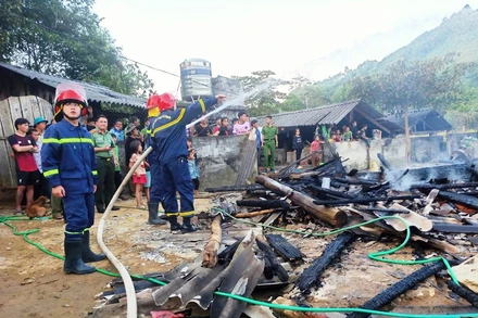 Lực lượng chức năng đã dập tắt vụ cháy nhà ở xã Phong Niên, huyện Bảo Thắng, Lào Cai. ( Ảnh: MINH ĐỨC)