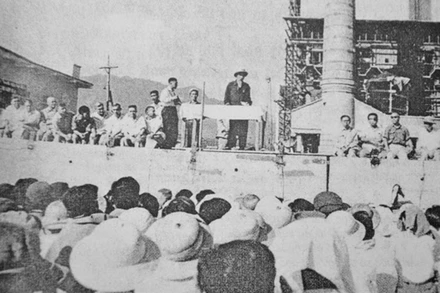 Bác Hồ lên thăm Lào Cai và nói chuyện với cán bộ, công nhân Nhà máy điện Lào Cai, năm 1958. (Ảnh TL)