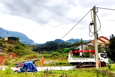 Điện lực Sa Pa đã nỗ lực khắc phục sự cố thiên tai, cấp điện trở lại cho vùng lũ ống xã Liên Minh và các nơi khác trên địa bàn từ ngày 14/9. (Ảnh: VŨ TUẤN)