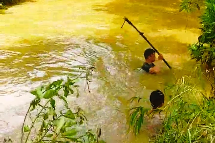 Lực lượng cứu hộ đang tìm kiếm nạn nhân bị lũ ống cuốn mất tích, tại thị trấn Phong Hải, huyện Bảo Thắng, Lào Cai. (Ảnh: TL)