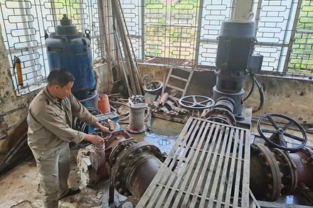 Vận hành Trạm bơm cấp 1 để cung cấp nước sạch trở lại cho gần 17.000 khách hàng ở thành phố Lào Cai, sau hơn 1 ngày bị ngưng trệ, do sét đánh hỏng. (Ảnh: QUỐC HỒNG)