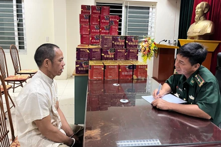 Đối tượng Lý Văn Minh khai nhận hành vi vận chuyển trái phép 168kg pháo hoa nổ qua biên giới để bán kiếm lời. (Ảnh: TRUNG DŨNG)