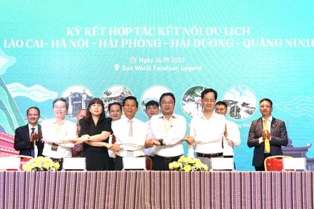 Ký kết hợp tác du lịch Lào Cai, Hà Nội, Hải Dương, Hải Phòng và Quảng Ninh. (Ảnh: QUỐC HỒNG)