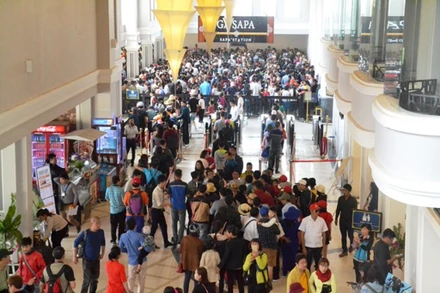 Rất đông du khách đi cáp treo thăm quan đỉnh Phan Xi Păng được mệnh danh là “nóc nhà Đông Dương”