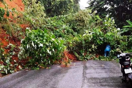 Mưa lớn, gây sạt lở nhiều điểm, làm tắc Quốc lộ 70 nối Lào Cai-Yên Bái. (Ảnh: QUỐC HỒNG) 