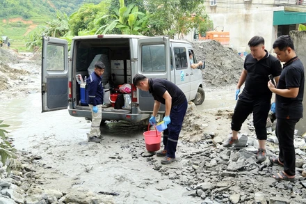 Cục Kiểm soát ô nhiễm môi trường (Bộ Tài nguyên và Môi trường) lấy mẫu nước để kiểm tra mức độ ô nhiễm môi trường sau sự cố. (Ảnh: Báo Lào Cai)