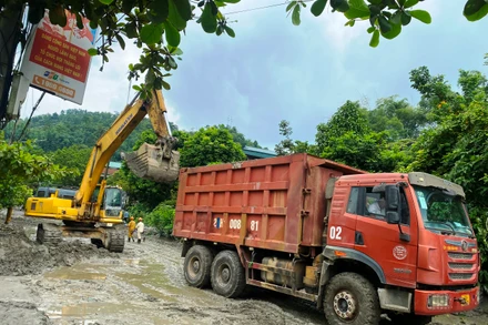 Công ty cổ phần đồng Tả Phời huy động tối đa phương tiện và nhân lực khắc phục hậu quả vỡ cống xả tràn hồ thải. (Ảnh: QUỐC HỒNG)