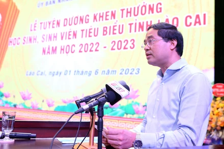  Chủ tịch Ủy ban nhân dân tỉnh Lào Cai Trịnh Xuân Trường phát biểu tại lễ tuyên dương, khen thưởng 550 học sinh, sinh viên tiêu biểu năm học 2022-2023. (Ảnh: QUỐC HỒNG)